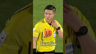 Ketika kiper membuat wasit gagal cuan  football kiper wasit goalkeeper referee ball [upl. by Swenson31]