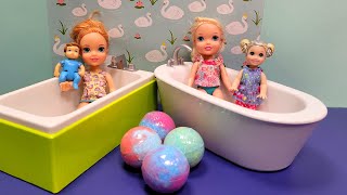 Bath fizz  Elsa amp Anna toddlers  water fun  surprises  Barbie [upl. by Fante100]