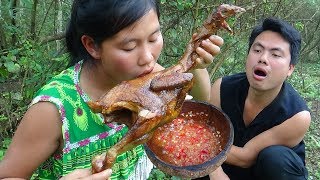 Primitive technology  Survival skills finding food and cooking chicken  Eating delicious [upl. by Siocnarf]