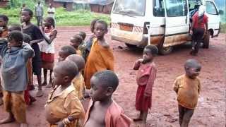 Enfant pygmées Bakas ettonnés devant montage de tente  Est Cameroun  association alpna [upl. by Euqinitram]