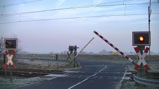 Spoorwegovergang Soest D  Railroad crossing  Bahnübergang [upl. by Hong]