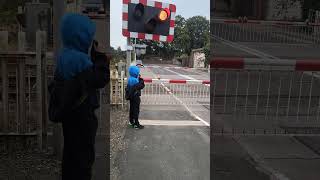 Wansford road driffield level crossing [upl. by Caldeira]