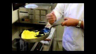 Comment rouler une omelette [upl. by Enait688]