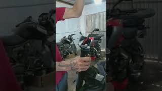 Extracción de reten de suspensión Rowser ns200 motorcycle repair bajaj rowser taller [upl. by Weld]