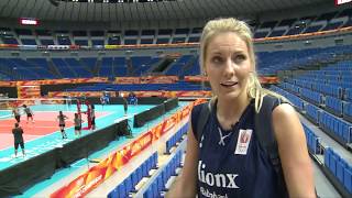 Laura Dijkema geeft rondleiding door Yokohama Arena op WK Volleybal in Japan [upl. by Willin]