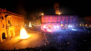 Benvenuto 2014 il rogo del Vecchione in piazza Maggiore a Bologna [upl. by Emoryt]