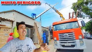 Isso tá perigoso Instalação do POSTE PADRÃO de ENERGIA na OBRA passaram por cima de tudo [upl. by Nileuqaj]