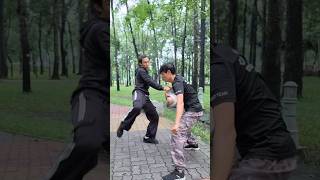 Đánh nón bảo hiểm sau lưng selfdefense martialarts fighting action [upl. by Ave]