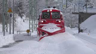 Schneepflug Einsatz auf der Dreiseenbahn mit Baureihe 218 und Schneeschleuder in Aha [upl. by Garber]