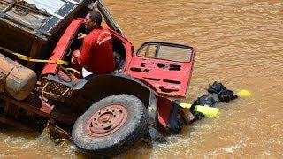 CAMINHÃO CAI DE PONTE E MOTORISTA FICA PRESO POR TRÊS HORAS NAS FERRAGENS [upl. by Engedus400]