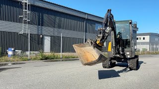 Köp Grävmaskin Volvo ECR25D med tiltrotator och skopor på Klaravik [upl. by Nylrem]