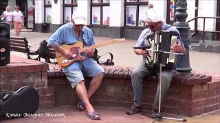 Мужики пришли на улицу и КЛАССНО cбацали БЕСАМО МУЧОС Street Music Buskers [upl. by Ynner166]