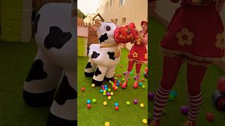 ￼ La Vaca infantil tiene mucha hambre cantajuego payasos tenerife [upl. by Nivahb880]