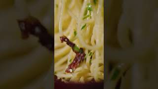 Spaghetti carbonara met gepocheerd ei recept  shorts  Allerhande [upl. by Dorahs]