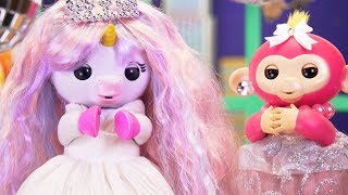 The Fingerlings Show  Celebrate New Years Eve Make Resolutions and SingAlong  Fingerlings Toys [upl. by Blalock235]