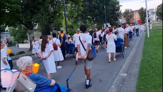 Procession aux flambeaux à Lourdes avec les malades du diocèse dAvignon  août 2024 [upl. by Ahsenrac501]