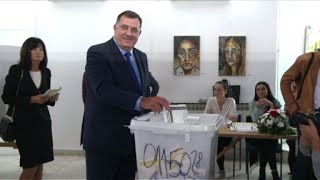 Le leader des Serbes de Bosnie Milorad Dodik vote aux élections [upl. by Eeluj256]