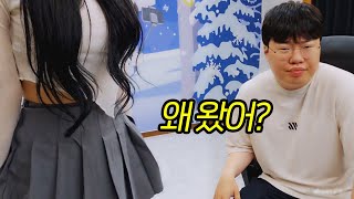 여자친구랑 단둘이 있는데집으로 찾아 온 여캠 [upl. by Htevi]