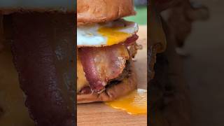 Ricetta del Breakfast Burger  MrDobelina shorts [upl. by Ahsitneuq]