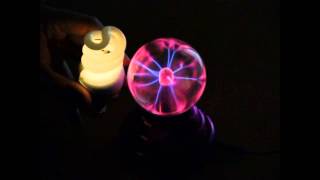 ALLUMER UNE LAMPE FLUORESCENTE AVEC DU PLASMA [upl. by Notselrahc]