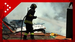 Incendio alla Magliana zona a sudovest di Roma in fiamme rifiuti abbandonati e vegetazione [upl. by Villada604]