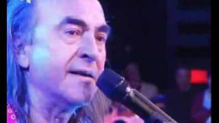 Nikos Papazoglou  Augoustos Live LYRICS Παπάζογλου  Αύγουστος [upl. by Ainahtan560]