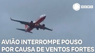 Avião interrompe pouso por causa de ventos fortes no Japão [upl. by Nosecyrb]