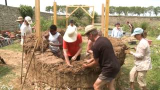 Construire un cabanon en terre crue [upl. by Kimmy]