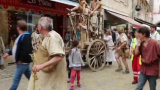 Procession dans la ville de SEMURenAUXOIS lors de la fête médièvale du 5 juin 2016 [upl. by Ylebmik]