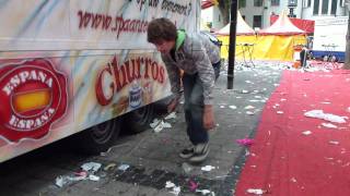 Geldzoeken en rommel opruimen Kermis Tilburg [upl. by Mateusz]