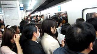 Métro de Tokyo 3 jours après le tremblement de terre  Impossible de monter dans le train [upl. by Mehelhteb]