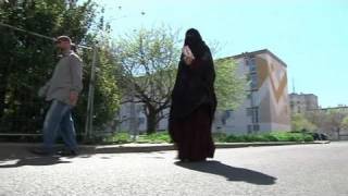 Une femme qui porte le niqab témoigne [upl. by Eilyw539]