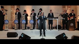 Lipa Schmeltzer performing Shualim live with Meilech Halpern and the Menagen Choir [upl. by Afatsom76]