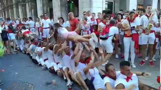 Fêtes de Bayonne 2018  un quotPaquitoquot improvisé place de la mairie [upl. by Waylon]