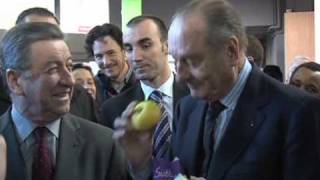 Un Jacques Chirac très entouré visite le salon de lagriculture [upl. by Tucker305]