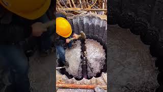 Rock breaking process with crowbar Good tools and machinery make work easy [upl. by Natsud]