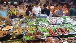 中国 山東省 青島中心部の夜の海鮮屋台市場（China Shangdong Qingdao Sea Market at night） [upl. by Rabah166]