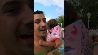 👶 ARIANA are LECȚII de 🏊🏼‍♀️ ÎNOT în PISCINĂ cu MARA Prima Dată 📅 mara marastefania shorts viral [upl. by Eissim]