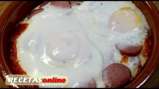 Huevos al plato con salchichas  Recetas de cocina RECETASonline [upl. by Meadows]