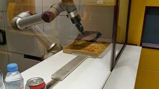 Le robot PAZZI coupe une pizza [upl. by Ihskaneem]