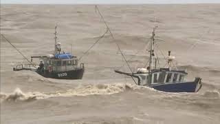 Video increible 2 barcos de pesca en mares extremadamente agitados [upl. by Nylasor512]