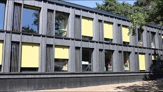 Montage des pavillons scolaires modulaires installés dans le parc de lécole de Trembley [upl. by Garlinda617]