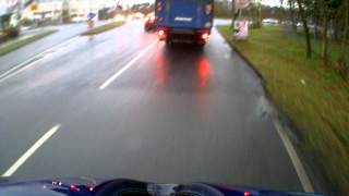 Lastwagen schneidet Radfahrer beim Überholen  Griesheim 2014 02 06 [upl. by Nisen]