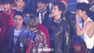 Fancam Idols reaction to EXO WIN KWAVE POPULARITY AWARD  SMA 2018 [upl. by Adnilam506]