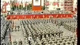 Die Internationale  DDR Ost Berlin 1986  Parade der Arbeiterkampfgruppen [upl. by Nnairak]