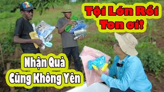 Ton và Tám vui buồn lẫn lộn khi nhận quà từ Việt Nam2Qvlogs cuộc sống châu phi [upl. by Hurff178]