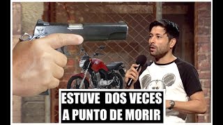 🇨🇴 ESTUVE DOS VECES A PUNTO DE MORIR 🔫 Comediantes Colombia MONÓLOGOS SIN PROPINA Adrián Parada [upl. by Gerrit912]