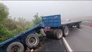 AlMomento Un tráiler cayó a un barranco luego de que el conductor perdiera el control en Atlixco [upl. by Tavie710]