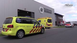 Bedrijfsongeval in machinefabriek Hengelo medewerkers gewond naar ziekenhuis [upl. by Grunberg93]