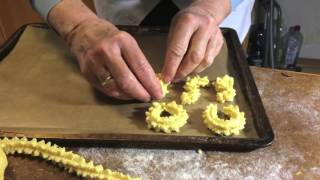 Backen mit Oma Agnes Spritzgebäck [upl. by Anitnerolf]